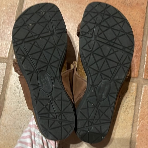 Earth Origins Braided Print Toe-Post Sandals Onida Brown Suede - Picture 6 of 7